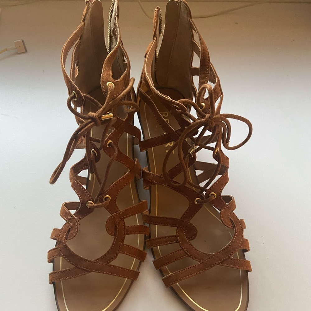 slightly wedged sandals *brand: report